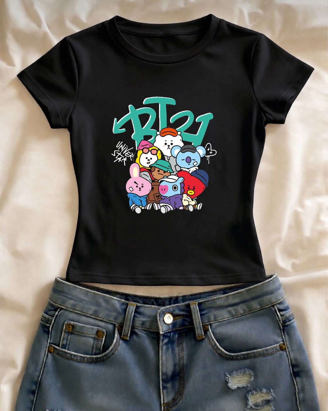 Bt21 Baskılı Siyah Kemer Boy Y2K Kısa Kollu Crop