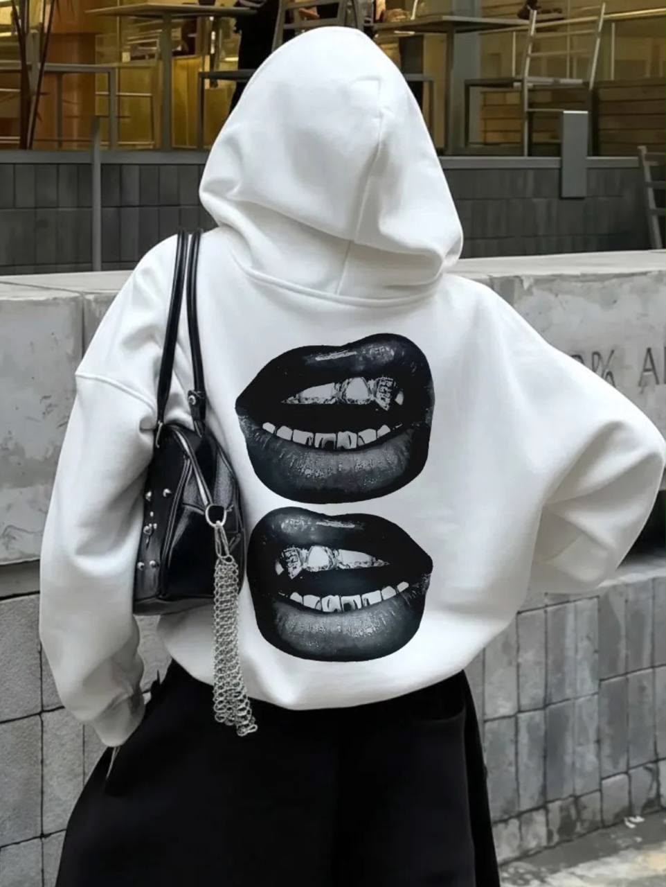 Beyaz Dudak Sırt Baskılı Oversize Kapüşonlu Sweatshirt