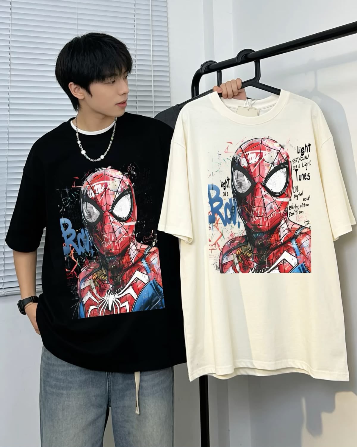 Siyah-Beyaz Örümcek Adam Baskılı Oversize Çift T-Shirt Kombini