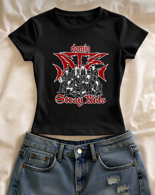 Domin Ate Stray Kids Baskılı Siyah Kemer Boy Y2K Kısa Kollu Crop