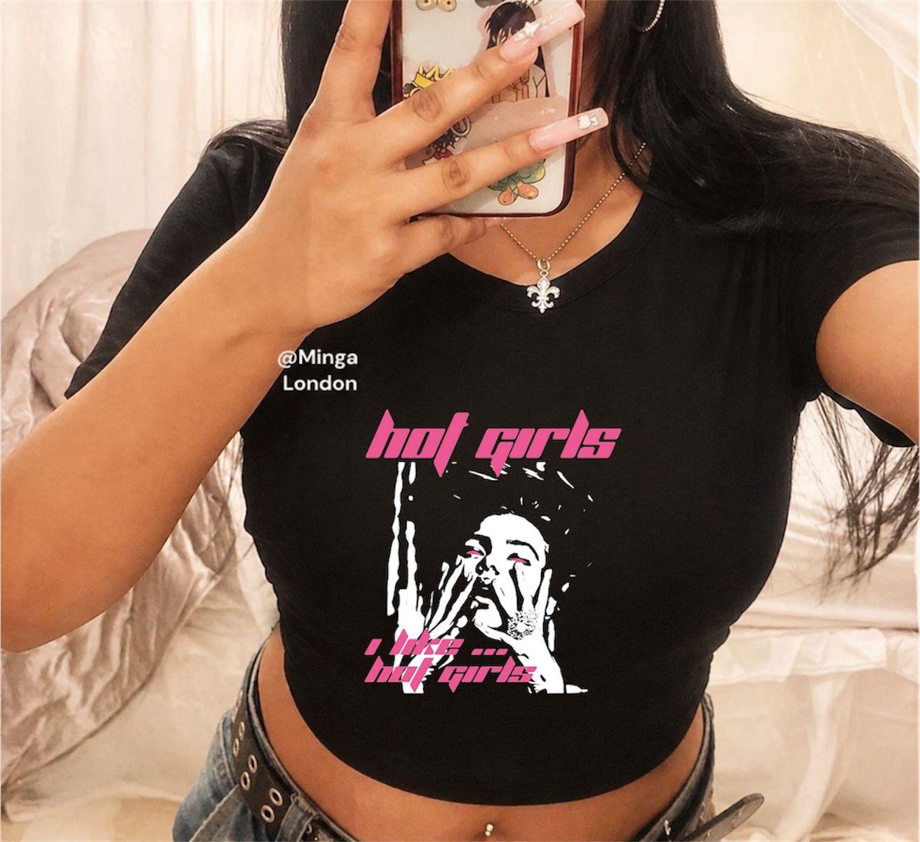 Hot Girls Baskılı Siyah Kemer Boy Y2K Kısa Kollu Crop