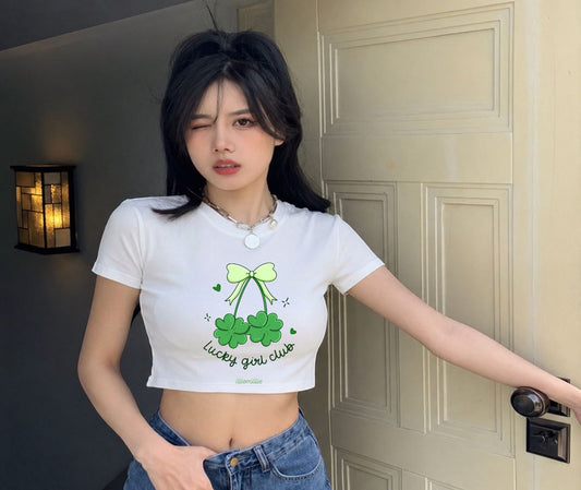 Lucky Girl Club Yonca Baskılı Beyaz Kemer Boy Y2K Kısa Kollu Crop