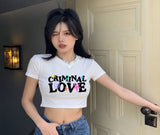 Crımınal Love Baskılı Beyaz Kemer Boy Y2K Kısa Kollu Crop