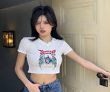 Demon Baskılı Beyaz Kemer Boy Y2K Kısa Kollu Crop