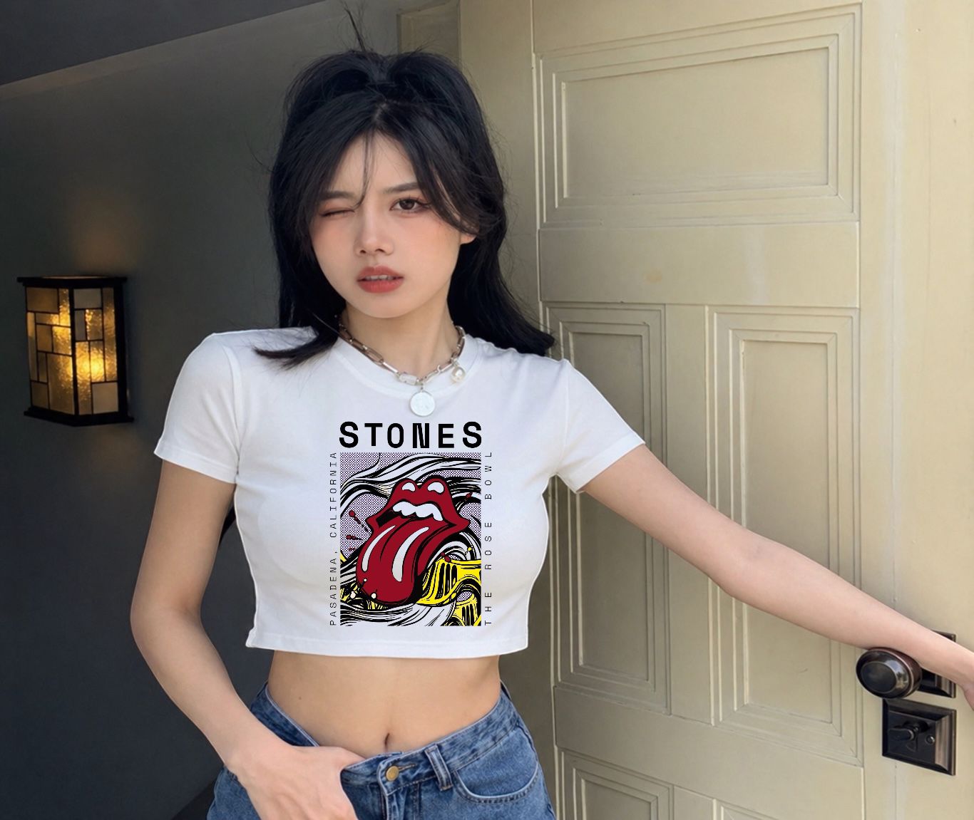 Stones Baskılı Beyaz Kemer Boy Y2K Kısa Kollu Crop
